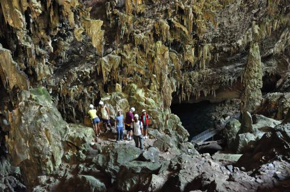 Nosso grupo se aproxima cada vez mais do lago da Gruta Azul, em Bonito, no Mato Grosso do Sul
